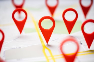 Kırmızı Navigasyon Simgeleriyle Bir Yol Haritasının Yakın Görüntüsü