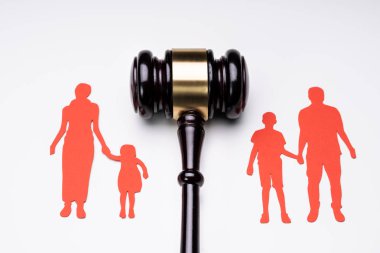 Ayrılmış Aile Resimleri Kağıt Kesme ve Yargıç Gavel Beyaz Yüzeyde