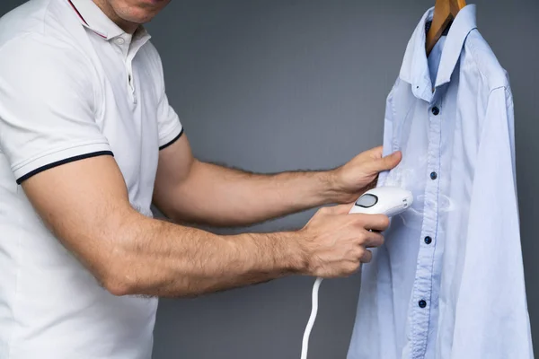 Close Homem Fumegante Camisa Azul Usando Vapor Elétrico — Fotografia de Stock