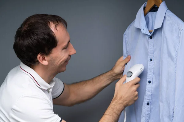 Primer Plano Hombre Vapor Camisa Azul Usando Vapor Eléctrico — Foto de Stock