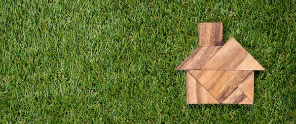 Wysoki Kąt Widzenia Tangram Puzzle Domu Kształt Sztucznym Zielonym Tle — Zdjęcie stockowe