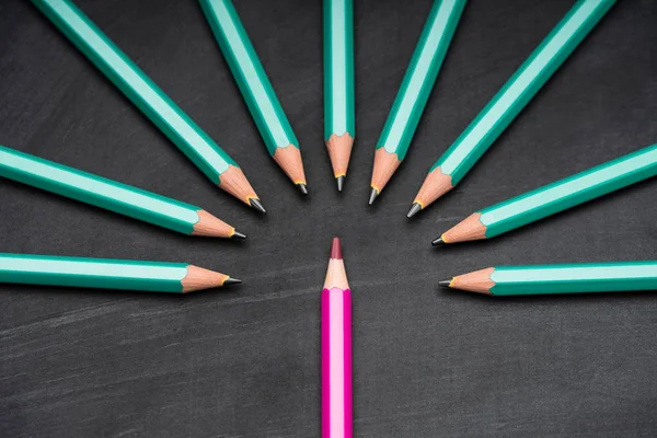 Crayon Couleur Rose Entouré Crayons Plomb Verts Sur Tableau Noir — Photo