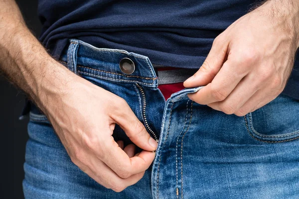 Sezione Centrale Della Mano Uomo Decomprimere Suoi Jeans Blu Denim — Foto Stock