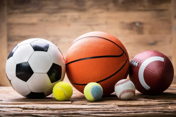 Verschillende Sportballen Gerangschikt Rij Ruw Hout Plank — Stockfoto