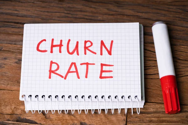 Churn Rate Tekst Szachownicy Spiralny Notatnik Czerwonym Markerem Nad Teksturowanym — Zdjęcie stockowe
