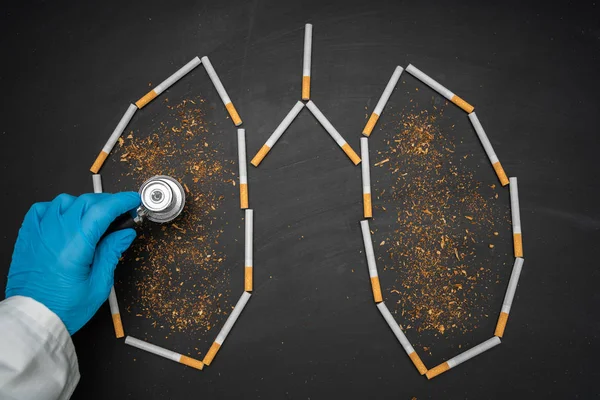 Médico Revisando Los Pulmones Con Estetoscopio Hecho Con Cigarrillos Tabaco —  Fotos de Stock