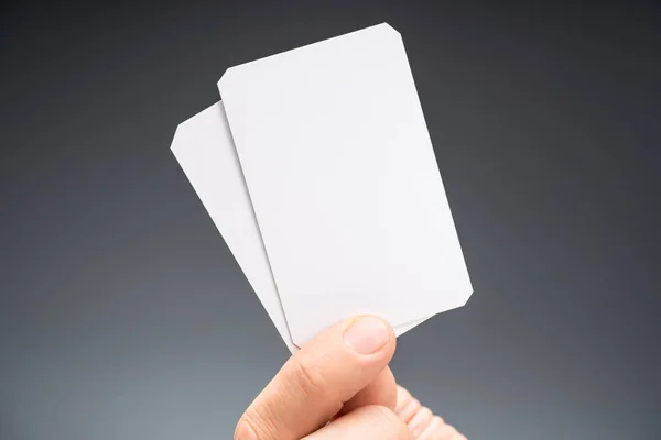 Primer Plano Mano Una Persona Sosteniendo Dos Cupones Blanco Entradas — Foto de Stock