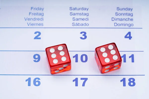 Une Vue Aérienne Deux Dés Rouges Transparents Sur Date Calendrier — Photo