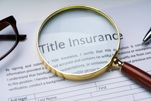 Magnifying Glass Title Insurance Form Table — Stockfoto