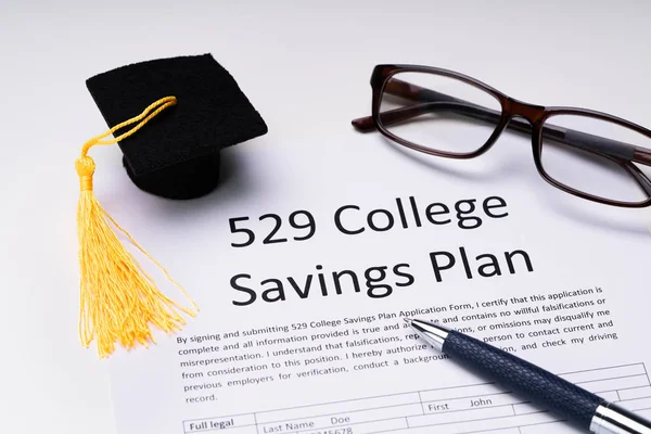 529 College Savings Plan Form Malým Absolventským Kloboukem Brýlemi Perem — Stock fotografie