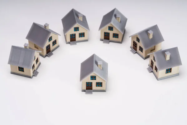 Miniaturowe Domy Wyświetlane Koncepcja Wyróżnienia Izolowane Białym Tle — Zdjęcie stockowe