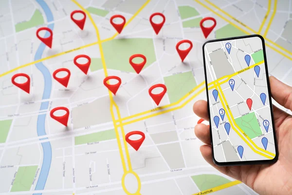 Ruční Držení Mobilního Telefonu Proti Cestovní Mapě Červenými Navigačními Ikonami — Stock fotografie