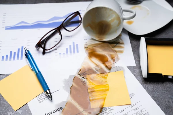 Close Van Koffie Morsen Uit Cup Graph Factuur Office Desk — Stockfoto