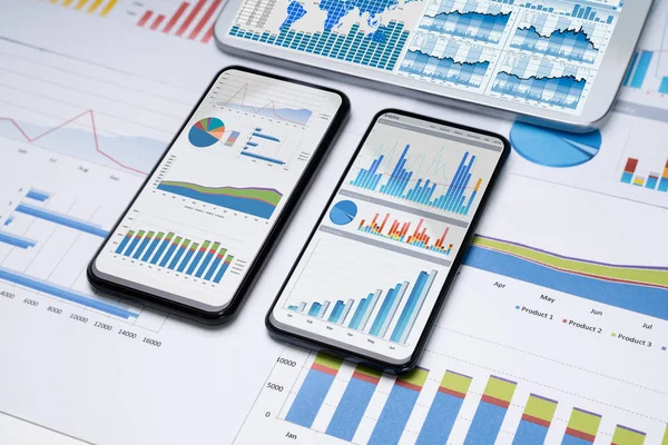 Close Financial Graphs Screens Multiples Smartphones Desk — Stock Photo, Image