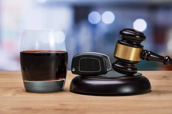 Car Key Gavel Striking Block Glass Alcohol Court Room — Stock Photo, Image