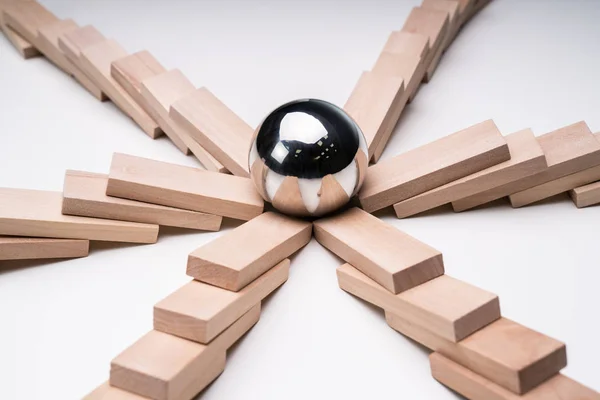 Primo Piano Una Palla Argento Nel Centro Domino Legno Crollato — Foto Stock