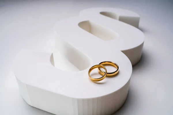 Білий Абзац Знак Золоте Весільне Кільце Концепцією Шлюбу Права — стокове фото