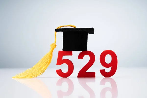 Nahaufnahme Von 529 Zahlen Zeigt College Sparplan Konzept Mit Graduiertenmütze — Stockfoto