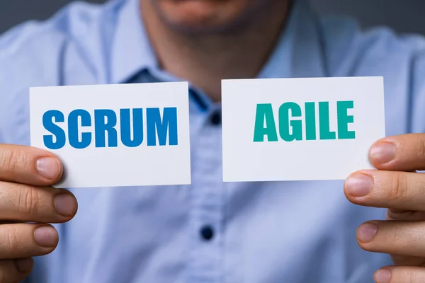 Man Toont Kaarten Met Scrum Behendige Tekst — Stockfoto