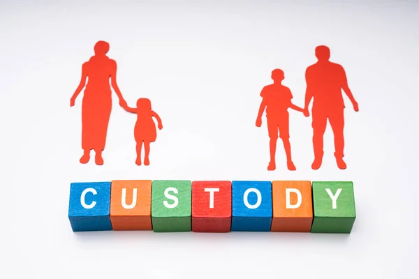 Verhoogde Weergave Van Word Custody Met Papieren Figuren Van Familie — Stockfoto