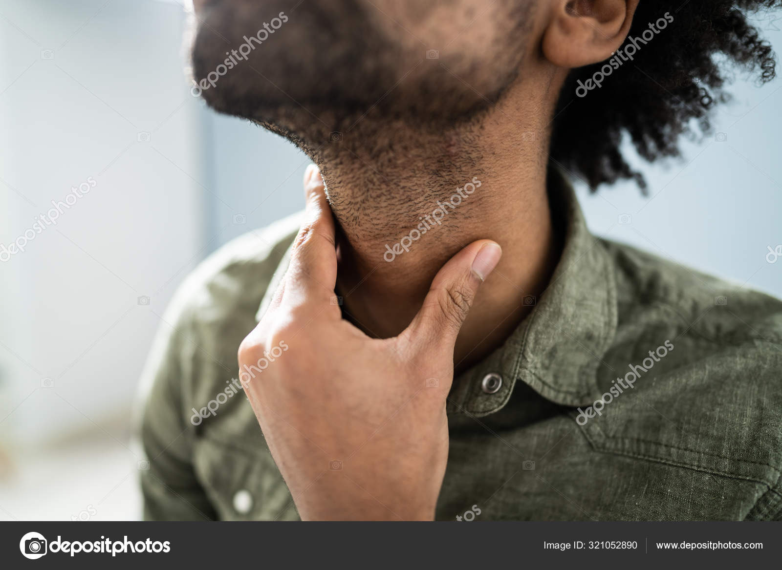 Закрытие Дыхания Человека Касающегося Больного Горла — Стоковое фото ...