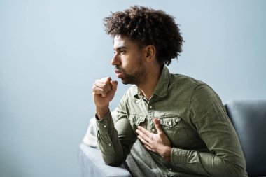 Öksürükten Acı Çeken Adam 'a Yaklaş