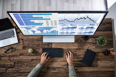 İşyerinde Bilgisayarda İş Kadını El Analiz Grafiği Nin Yakın Çekim