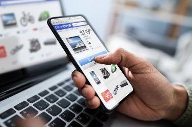 Bir işadamının'ın el Smartphone Online alışveriş yaparken Close-Up