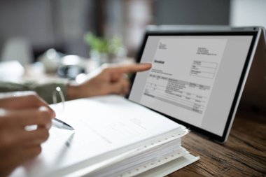 Ofiste Laptopta Fatura Üzerinde Çalışan İşadamının Ellerinin Yakın Çekim
