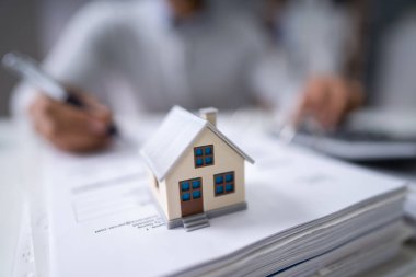 İşadamı el ofis ev modeli ile fatura hesaplama