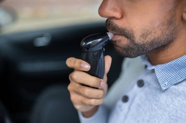 Alkol testi arabada oturan adam