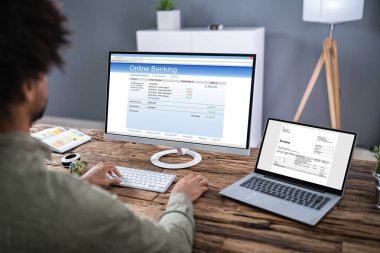 Ofisteki Bilgisayarda Çevrimiçi Bankacılık Servisi Kullanan Genç İşadamının Yakın Çekimi