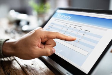 İşyerinde Laptop TaBirLiBir İşadamının Anketi Doldurması