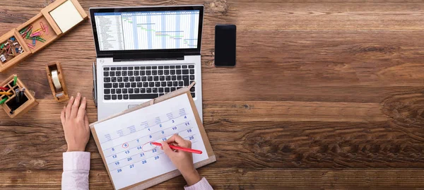 Overhead View Businesswoman Marking Date Calendar Gantt Chart Laptop Screen — Stock Photo, Image