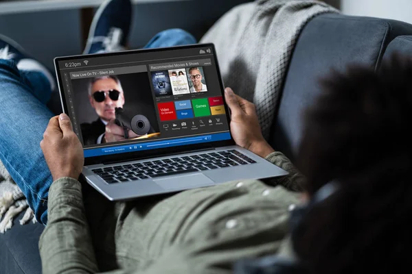 Close Van Een Man Kijken Naar Thriller Film Laptop — Stockfoto