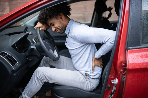Kierowca Stojący Mając Ból Pleców Prowadzeniu Samochodu — Zdjęcie stockowe