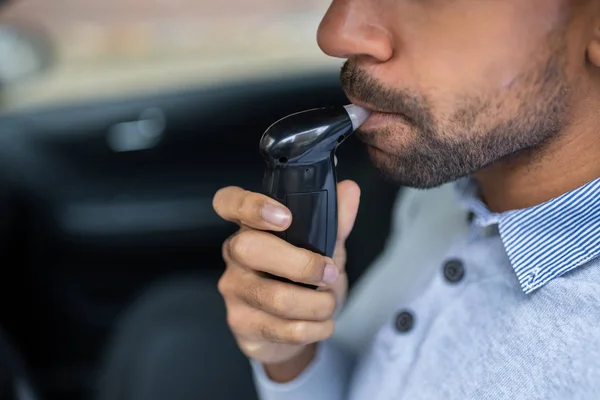 Homem Sentado Dentro Carro Tomando Teste Álcool — Fotografia de Stock