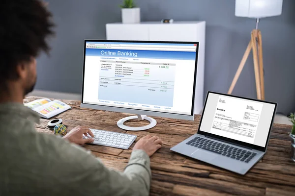 Detailní Záběr Mladého Podnikatele Pomocí Služby Internetového Bankovnictví Notebooku Kanceláři — Stock fotografie