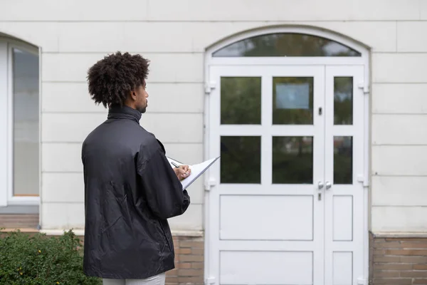 家の前に文書を入力する人の手のクローズ アップ — ストック写真