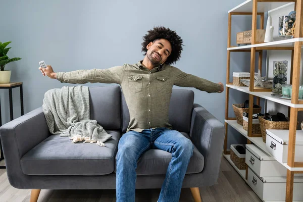 Jovem Relaxando Sofá Casa — Fotografia de Stock