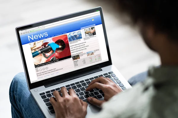 Mann Beobachtet Online Nachrichtenseite Auf Laptop — Stockfoto