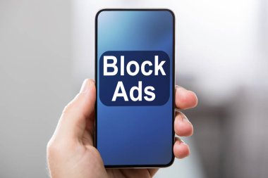 Görüntü Arkaplanına Karşı Blok İletilerini Gösteren Cep Telefonu