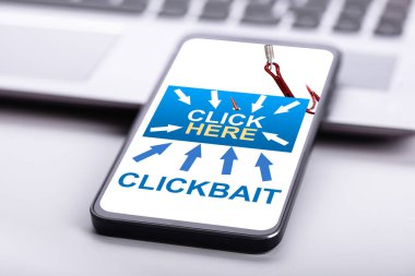 Masanın üzerinde Tıklama Konsepti olan Akıllı Telefon