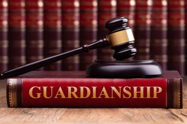 Yargıç Gavel ve Tahta Masadaki Vasilik Hukuku Metniyle Hukuk Kitabının Önünü Kesiyor