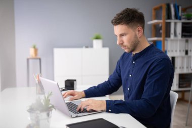 Office finansta hesaplama bir işadamı portresi