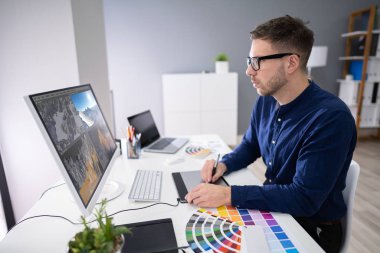 Ofisteki bilgisayarda 3D peyzaj üzerinde çalışan bir adamın arka görüntüsü