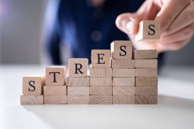 Ahşap Blok Üzerine Word Stres Son Alfabe si yerleştirme kişinin el yakın çekim