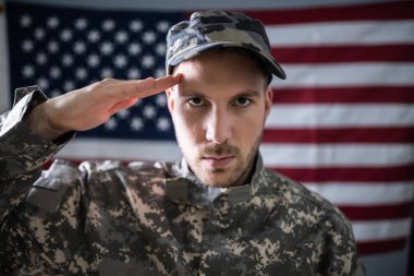Amerikan Bayrağı önünde Ordu Askerinin Portresi