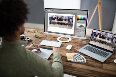 Bilgisayarda Office fotoğraf düzenleme bir tasarımcının el Close-Up