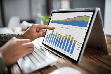 Grafik çalışma alanı'nı laptop üzerinde analiz bir işadamı el Close-up